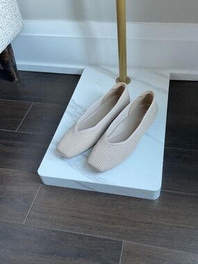 Vivaia Square-Toe V-Cut Flats Margot